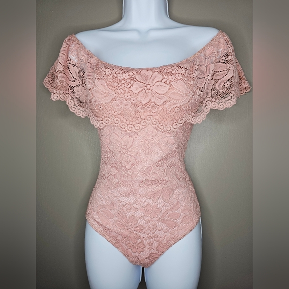 A'GACI Off the shoulder All Over Lace Pink Bodysuit. Size Small - Picture 4 of 14
